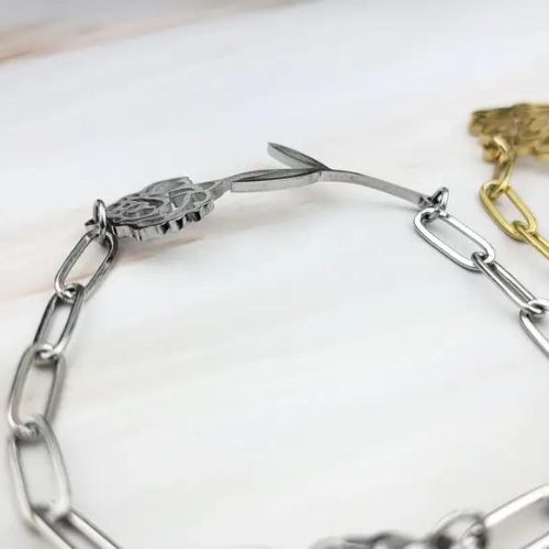 Una sofisticada pulsera de acero inoxidable con flores de nacimiento que añaden un toque de refinamiento a cualquier conjunto. - Plata