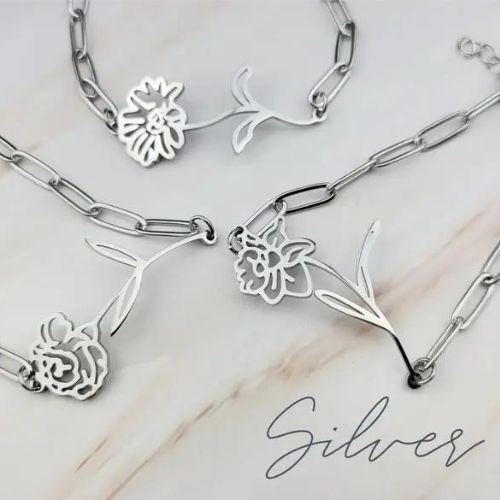 Una sofisticada pulsera de acero inoxidable con flores de nacimiento que añaden un toque de refinamiento a cualquier conjunto. - Plata