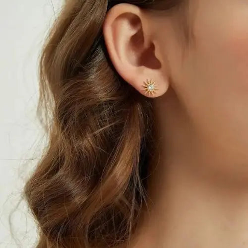 Aretes Colgantes Estrella y Luna con Diamantes CZ de 18K