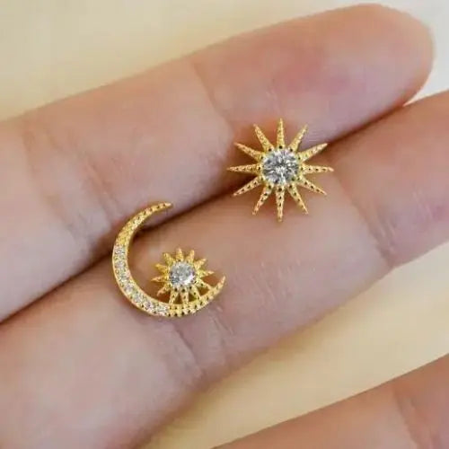 Aretes Colgantes Estrella y Luna con Diamantes CZ de 18K