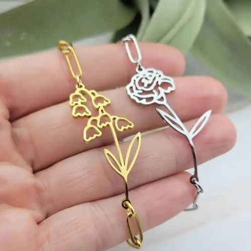 Una sofisticada pulsera de acero inoxidable con flores de nacimiento que añaden un toque de refinamiento a cualquier conjunto.